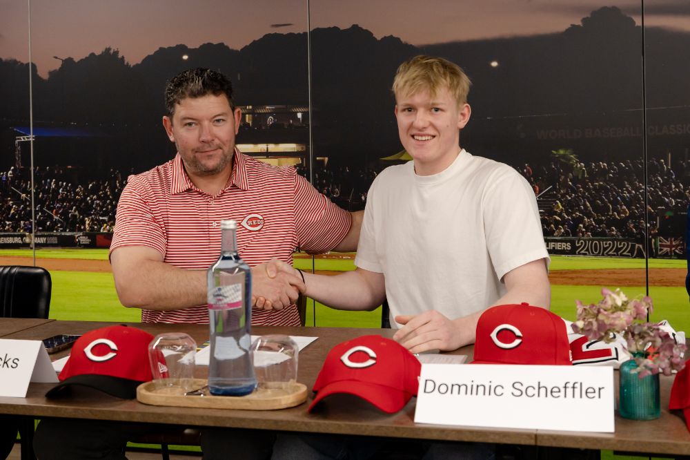 Dominic Scheffler signe avec l’équipe de Major League Baseball des Reds de Cincinnati (photo fournie).