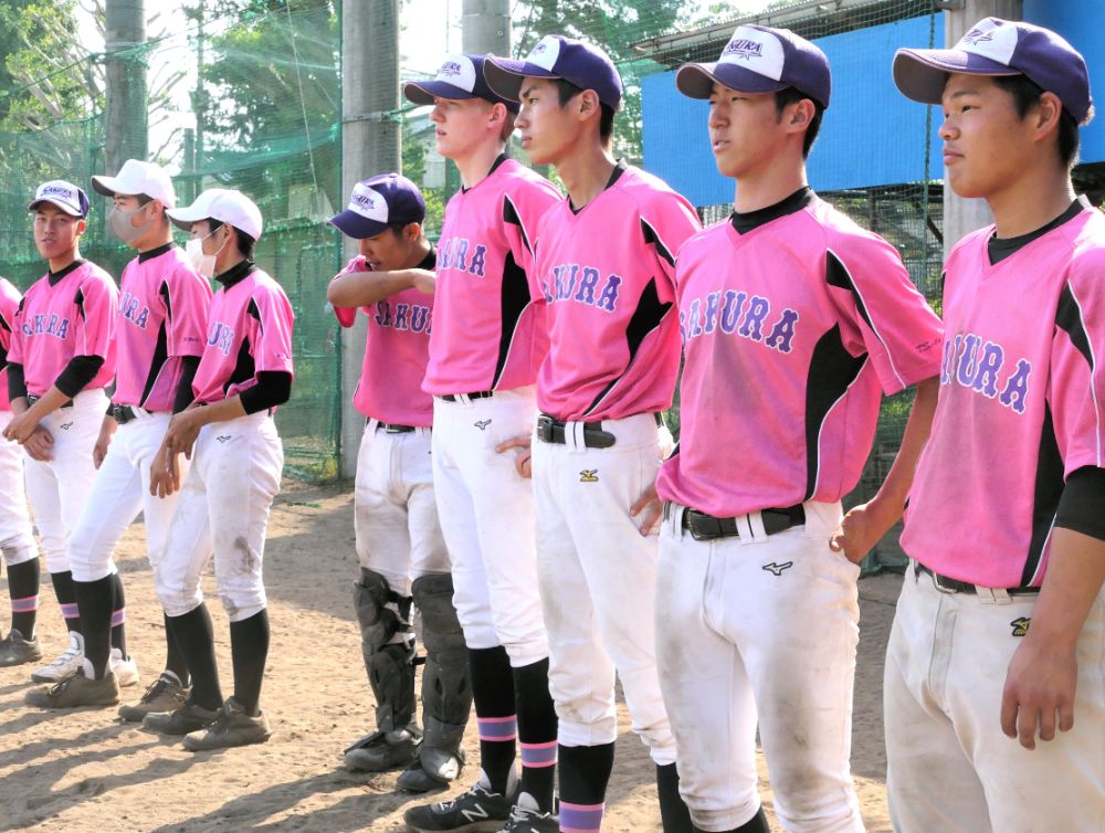 Dominic Scheffler (quatrième en partant de la droite) avec ses coéquipiers pendant son année d’échange au Japon (photo fournie).