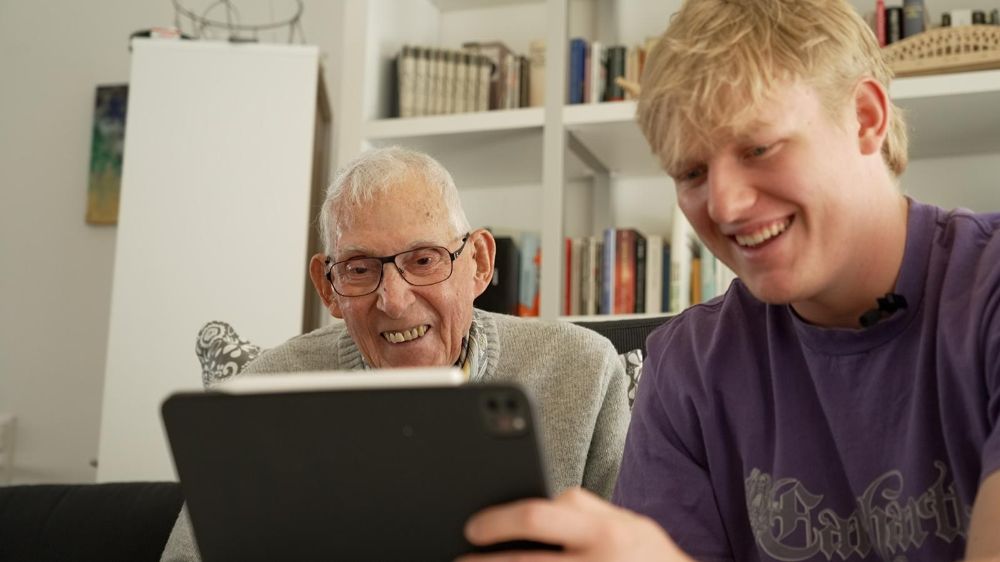 Dominic Scheffler avec son grand-père, aujourd’hui décédé (capture d’écran SRF).
