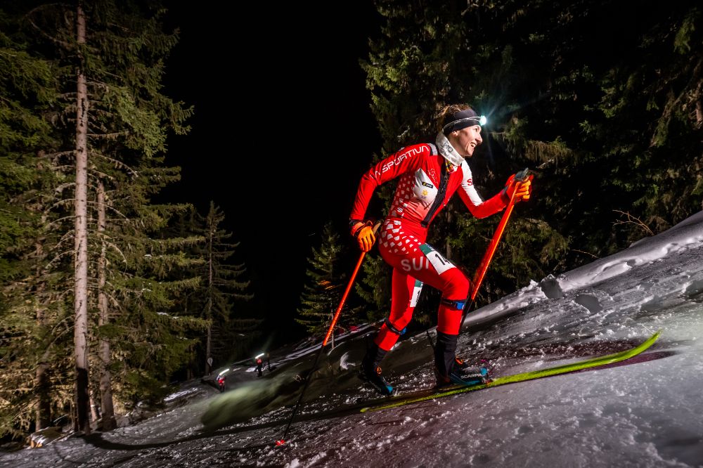 Les compétitions de Coupe du monde ont parfois lieu la nuit: Marianne Fatton lors de la Vertical Race à Courchevel début janvier 2026. (Photo: Keystone-ATS)