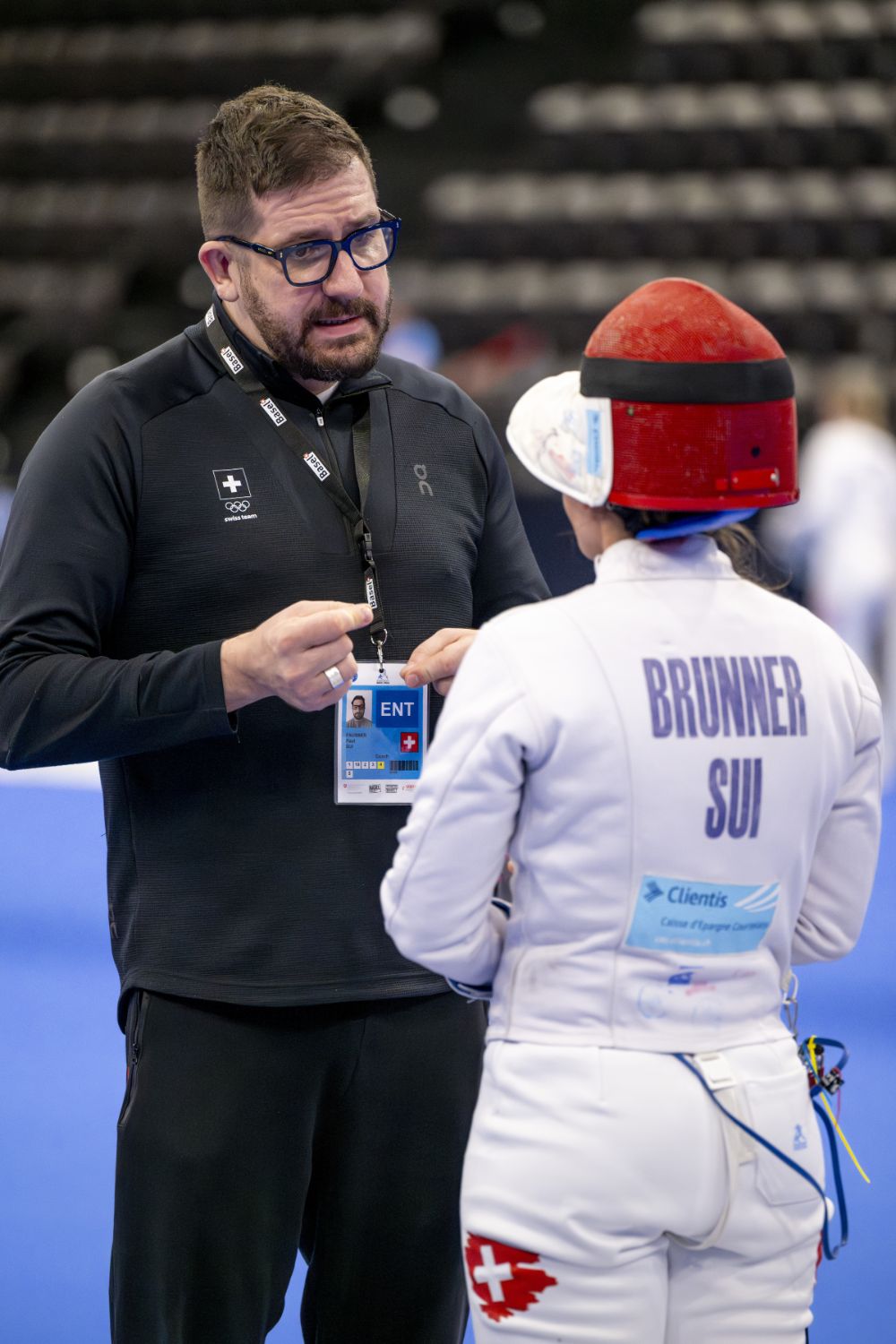 En discussion avec son entraîneur Paul Fausser. 