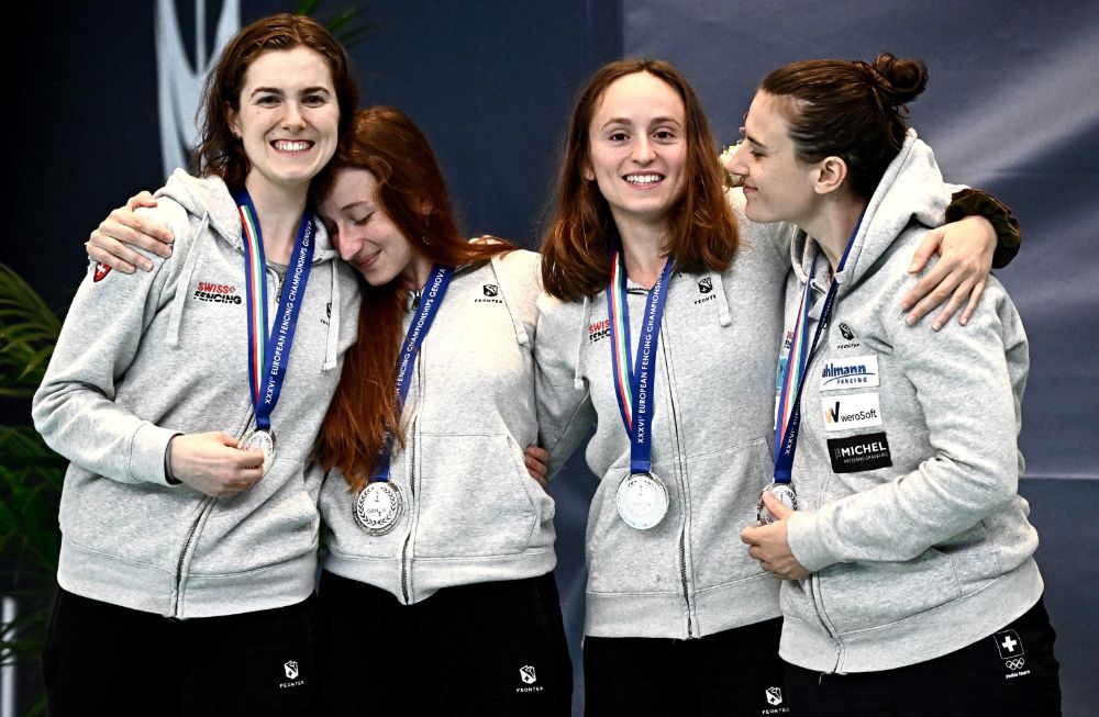 Fiona Hatz, Aurore Favre, Angeline Favre et Pauline Brunner remportent la médaille d’argent à l’épée au championnat d’Europe 2025.